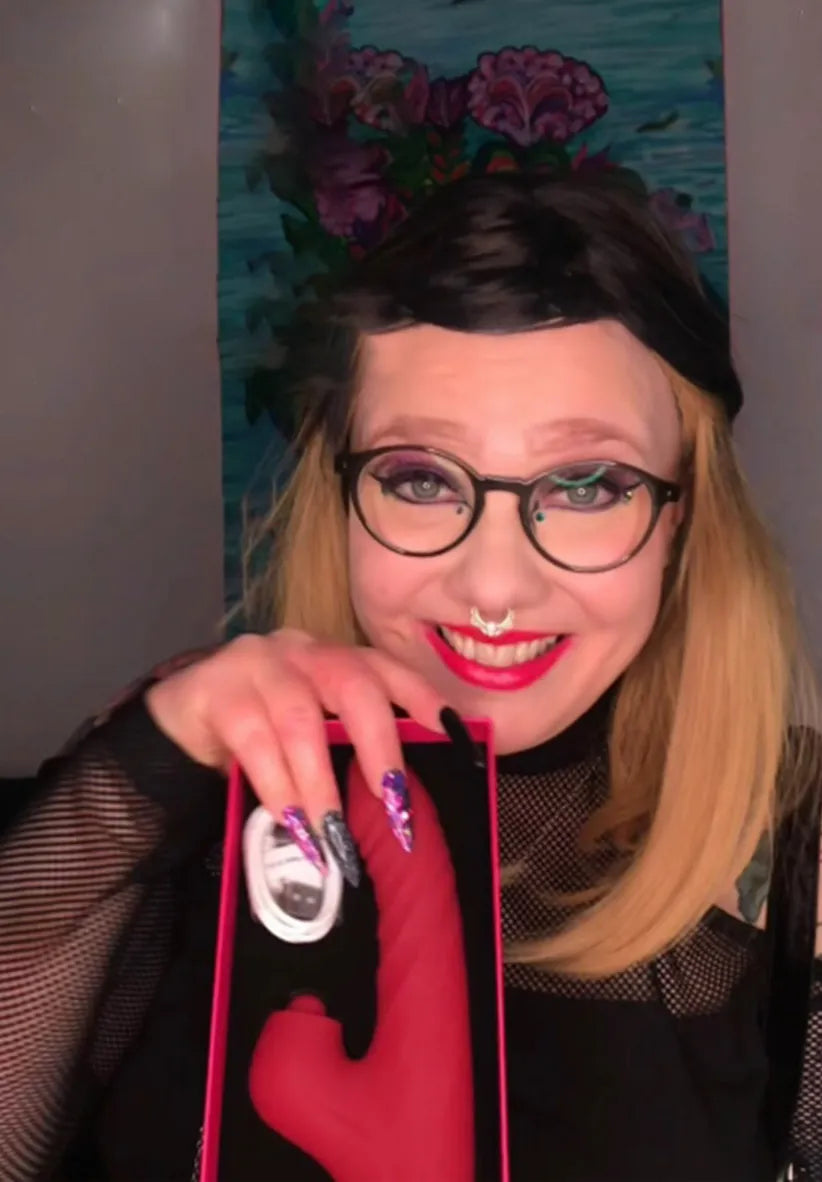 A KOL recommending Toendi rabbit vibrator Cherly