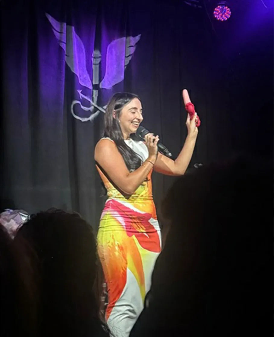 A stand-up comedian is presenting the Toendi Veelips vibrator on stage