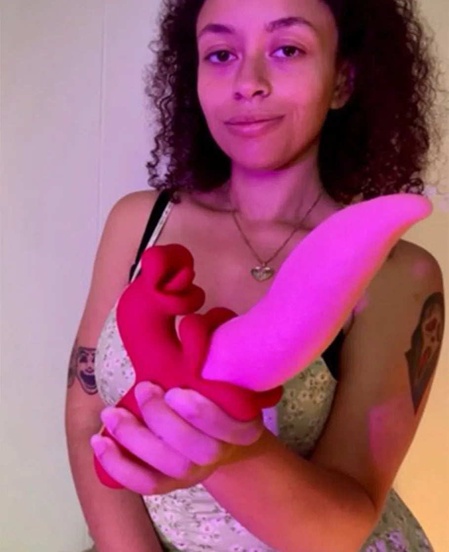 A KOL is showcasing the Veelips vibrator from Toendi