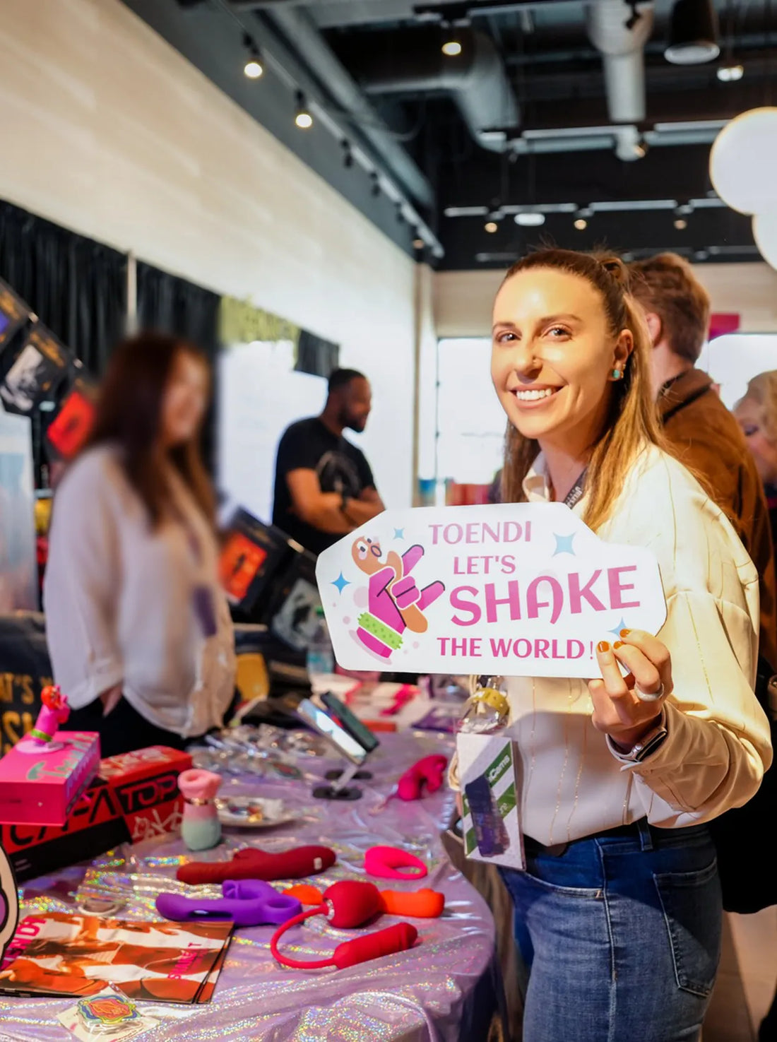 A woman holding Toendi logo at Germany Expo