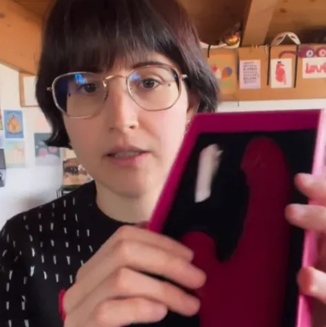 A real-life photo of a Toendi user using a vibrator