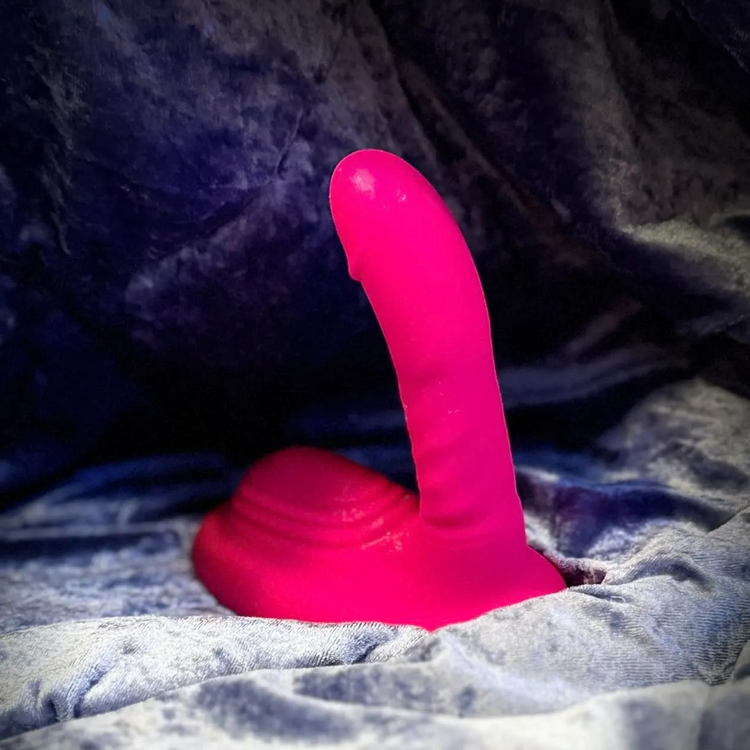 A real-life photo of a Toendi user using a vibrator