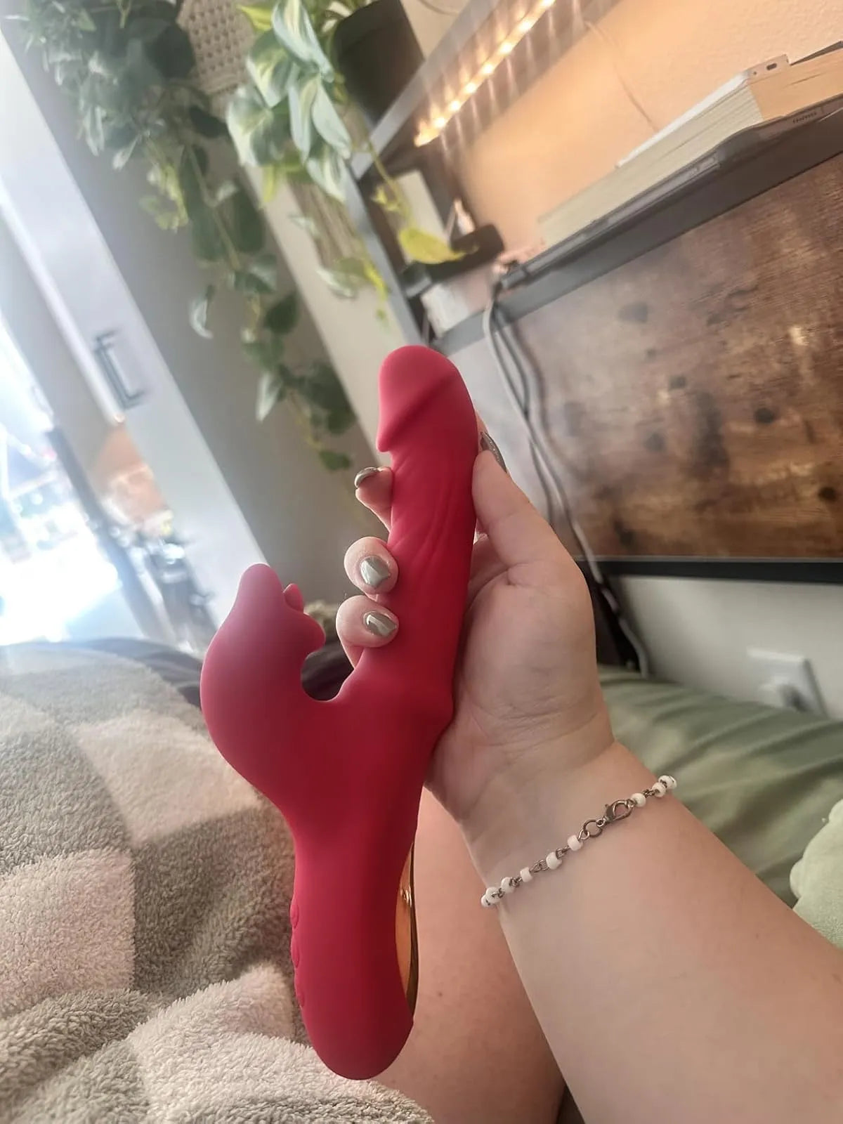 A Shake Hub user is showing the Cherly vibrator by Toendi