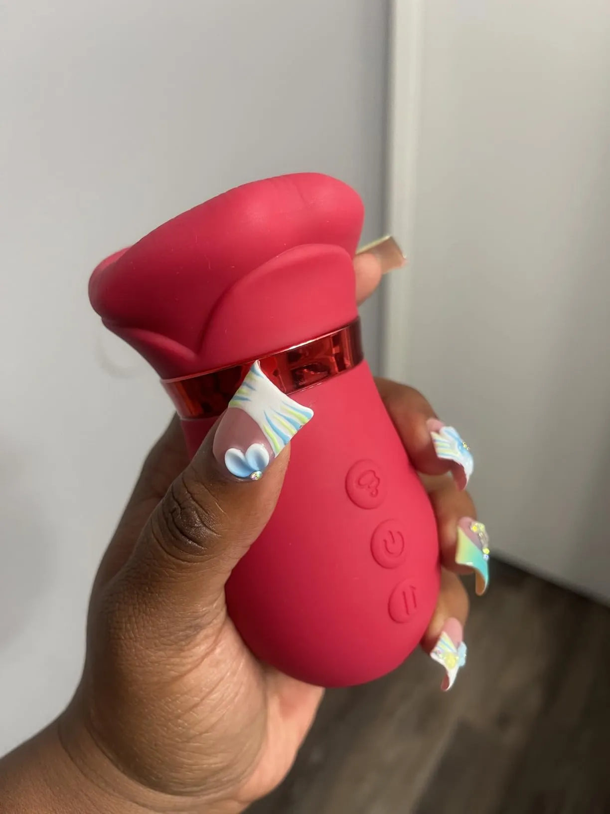 A Shake Hub user is showing the Lips clitoral stimulator by Toendi