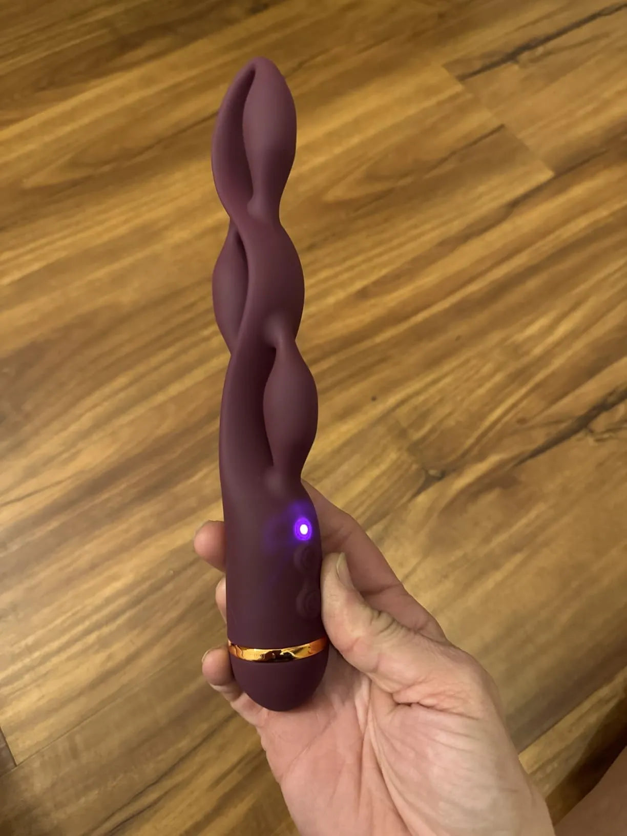 A Shake Hub user is showing the Livia vibrator by Toendi