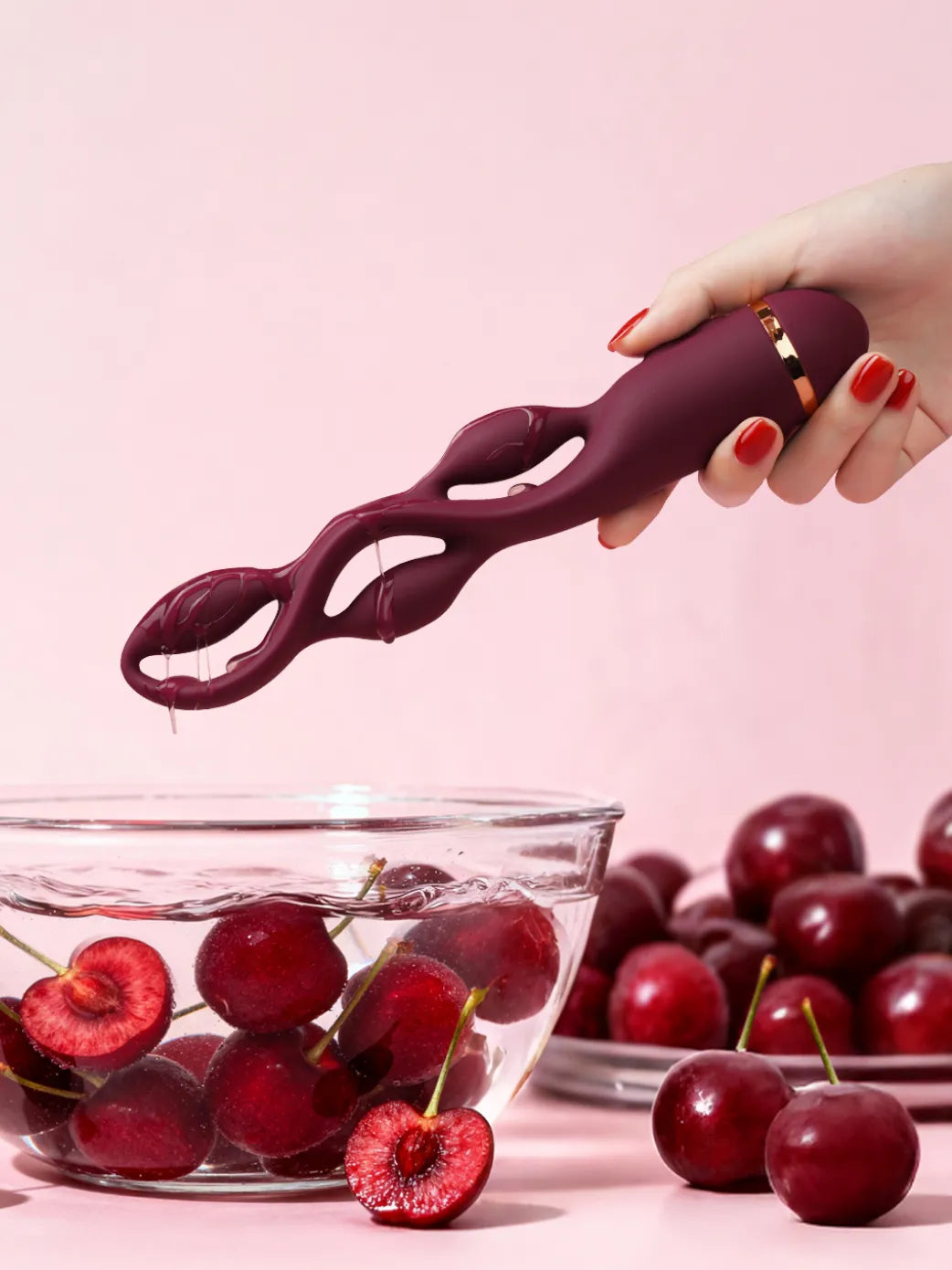 A model holding Toendi G-spot vibrator Livia